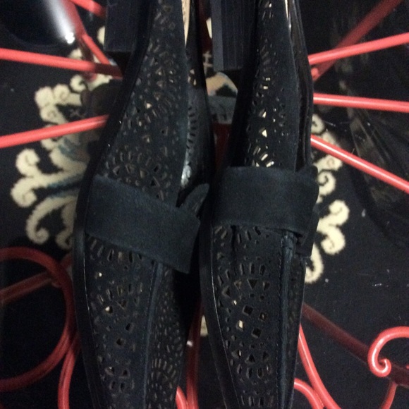 Vince Camuto beautiful Perforated mules. - Picture 2 of 4